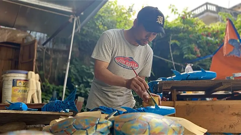 Công đoạn sơn màu cho rối nước Đào Thục