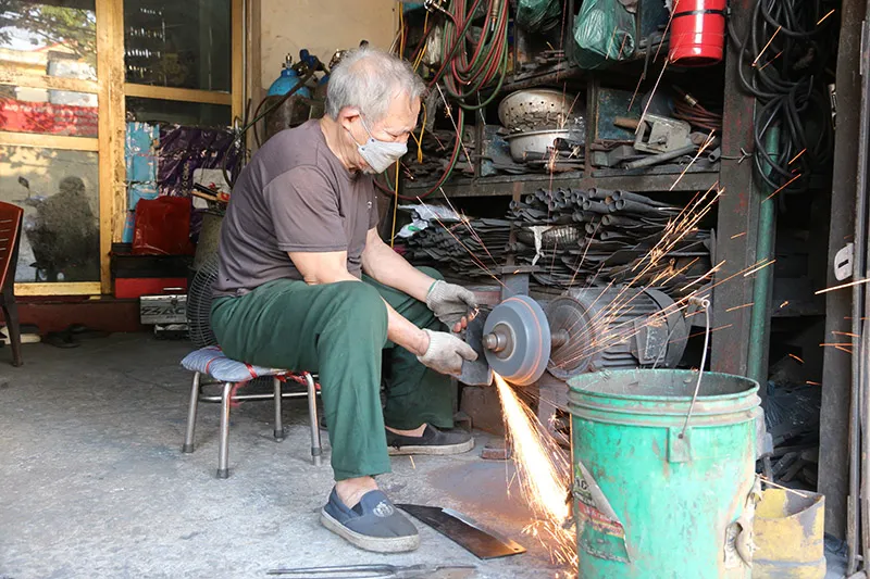 Nghệ nhân Nguyễn Văn Mộc với nghề rèn truyền thống