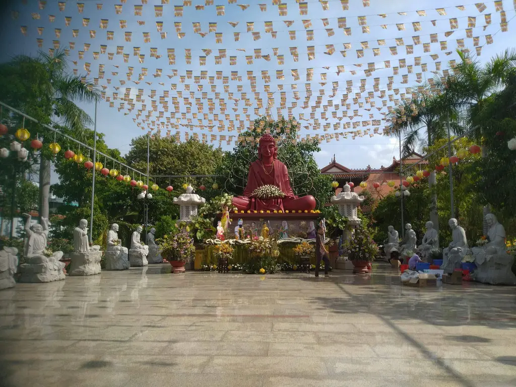 Khuôn viên Chùa Huệ Nghiêm