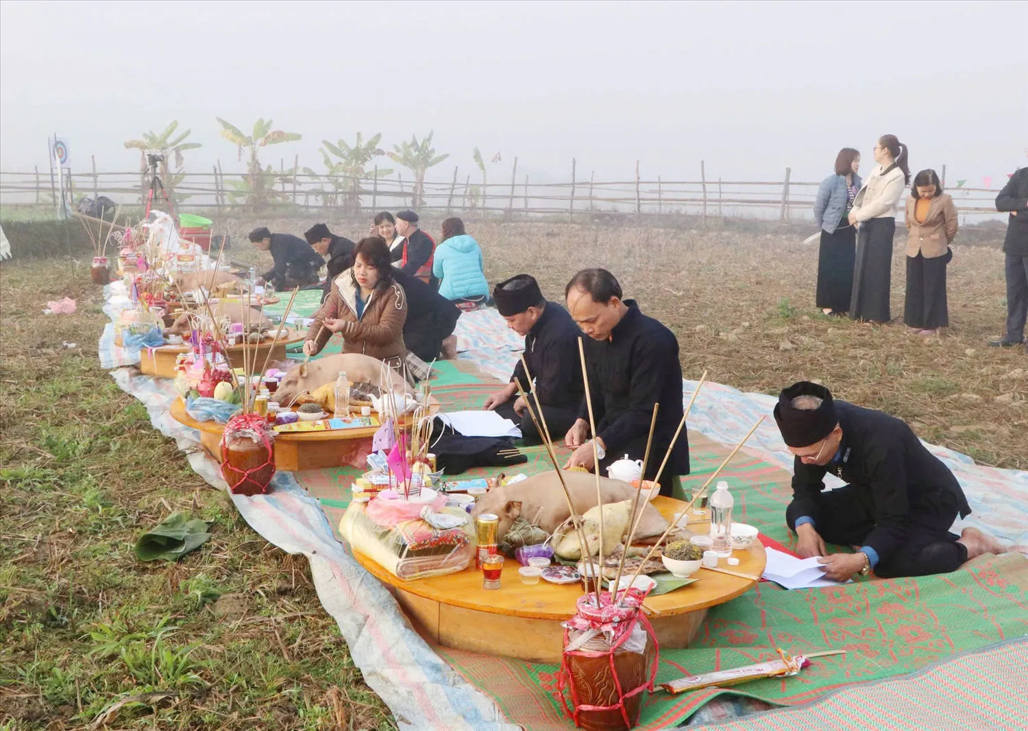 Quang cảnh lễ cúng tại Lễ hội Lùng Tùng