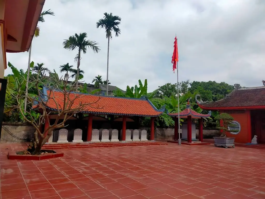 Cảnh quan bên trong Mộ và nhà thờ 3 Tiến Sĩ 