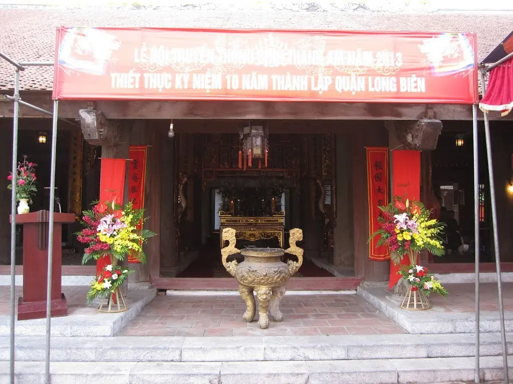 Phía trước Đình Thanh Am