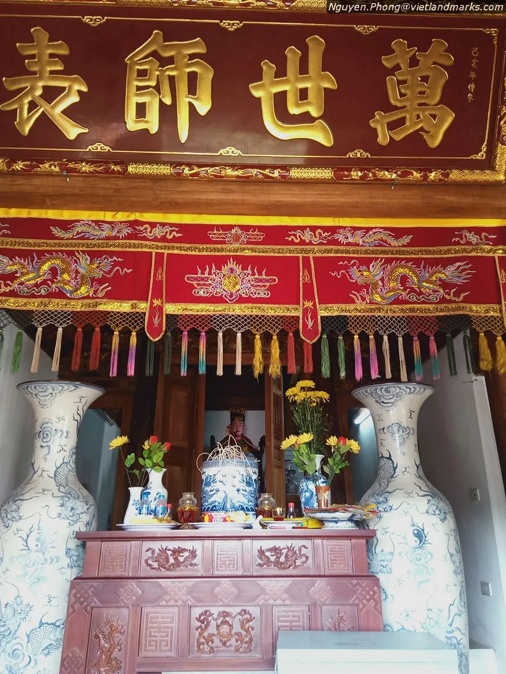 Ban thờ bên trong Đền Văn Xương