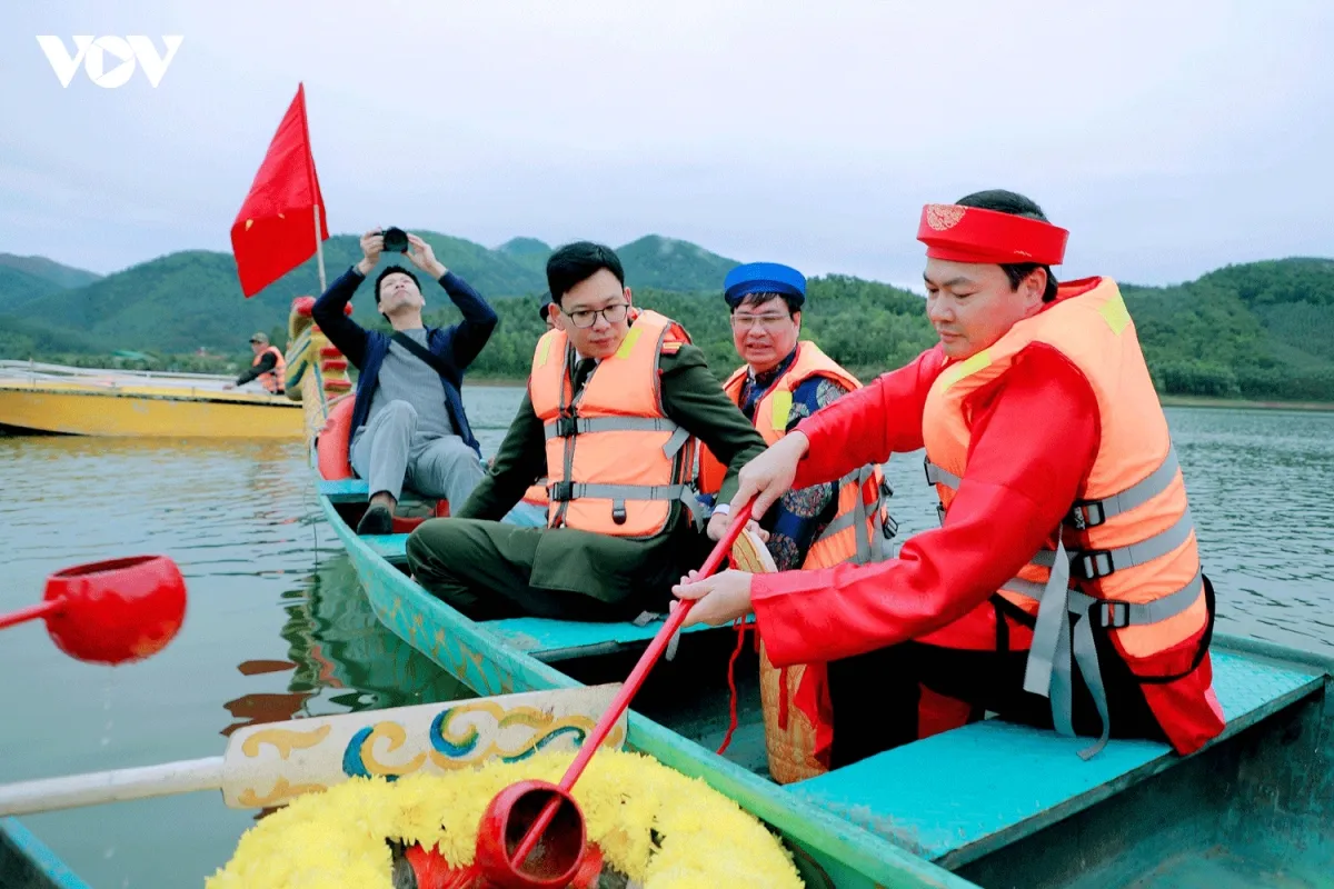 Lễ rước nước từ hồ Trại Lốc để rước về Thái Miếu tại Lễ hội Thái miếu nhà Trần