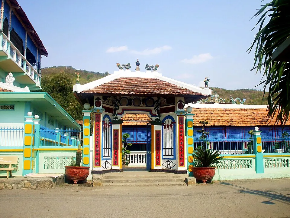 Cổng vào khu nhà thờ thuộc Nhà Lớn Long Sơn