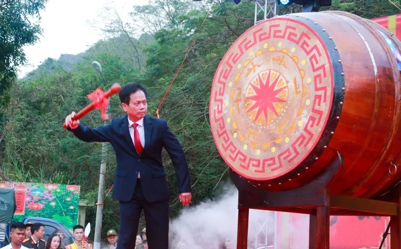 Bí thư Đảng ủy xã Ba Đình đánh trống khai mạc Lễ hội Từ Thức