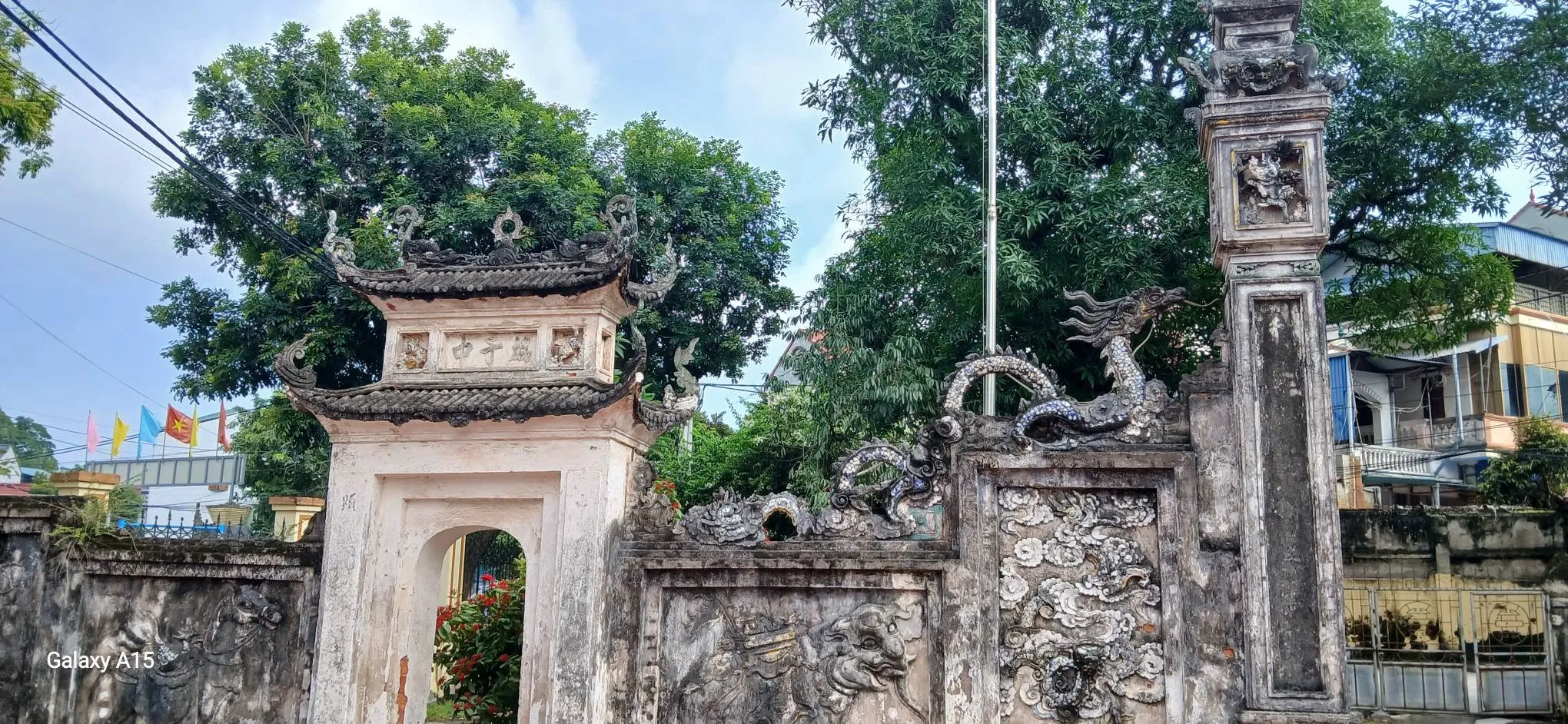 Cổng vào đình làng Lam Điền