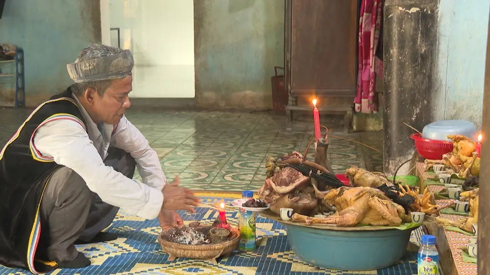 Già làng thực hiện nghi lễ cúng tại Lễ hội Tết Ngã rạ