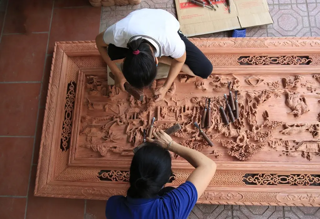 Người thợ làng Thiết Úng trong quá trình tạo ra sản phẩm