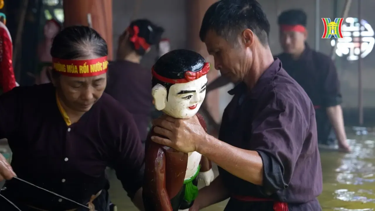 Nghệ nhân Nguyễn Thị Thỏa (bên trái) từ trò chơi quân rối bằng bèo tây đến những buổi biểu diễn rối công phu