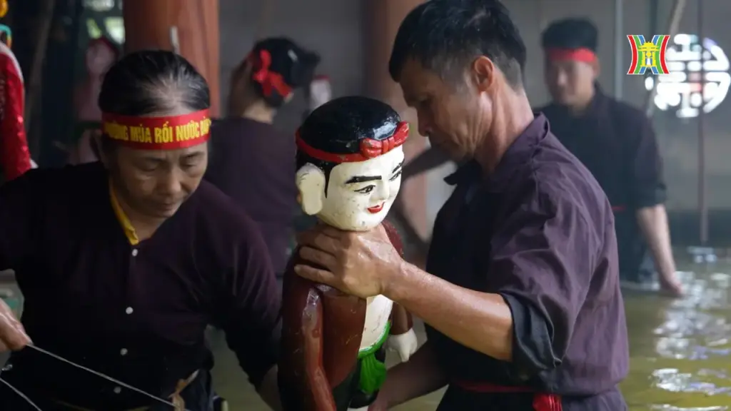 Nghệ nhân Nguyễn Thị Thỏa (bên trái) từ trò chơi quân rối bằng bèo tây đến những buổi biểu diễn rối công phu