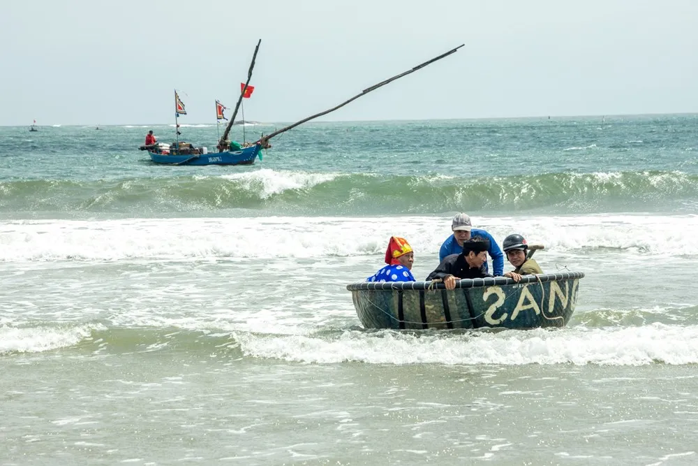 Thực hiện các nghi lễ trên biển tại Lễ hội Cầu Ngư