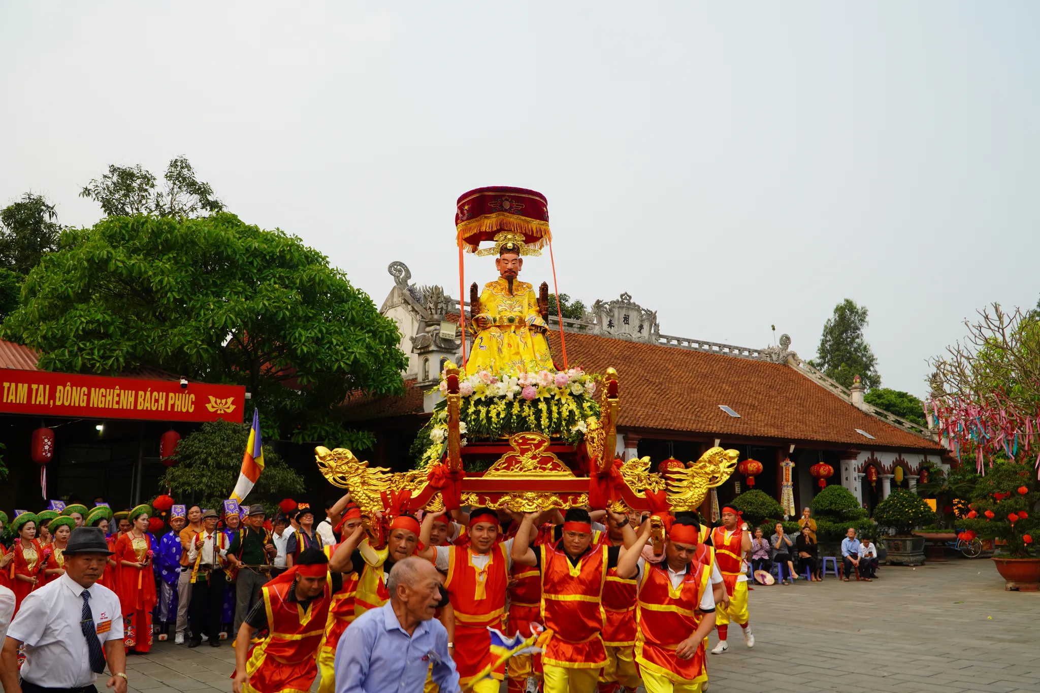 Lễ rước kiệu tại Lễ hội đền - chùa Cậy