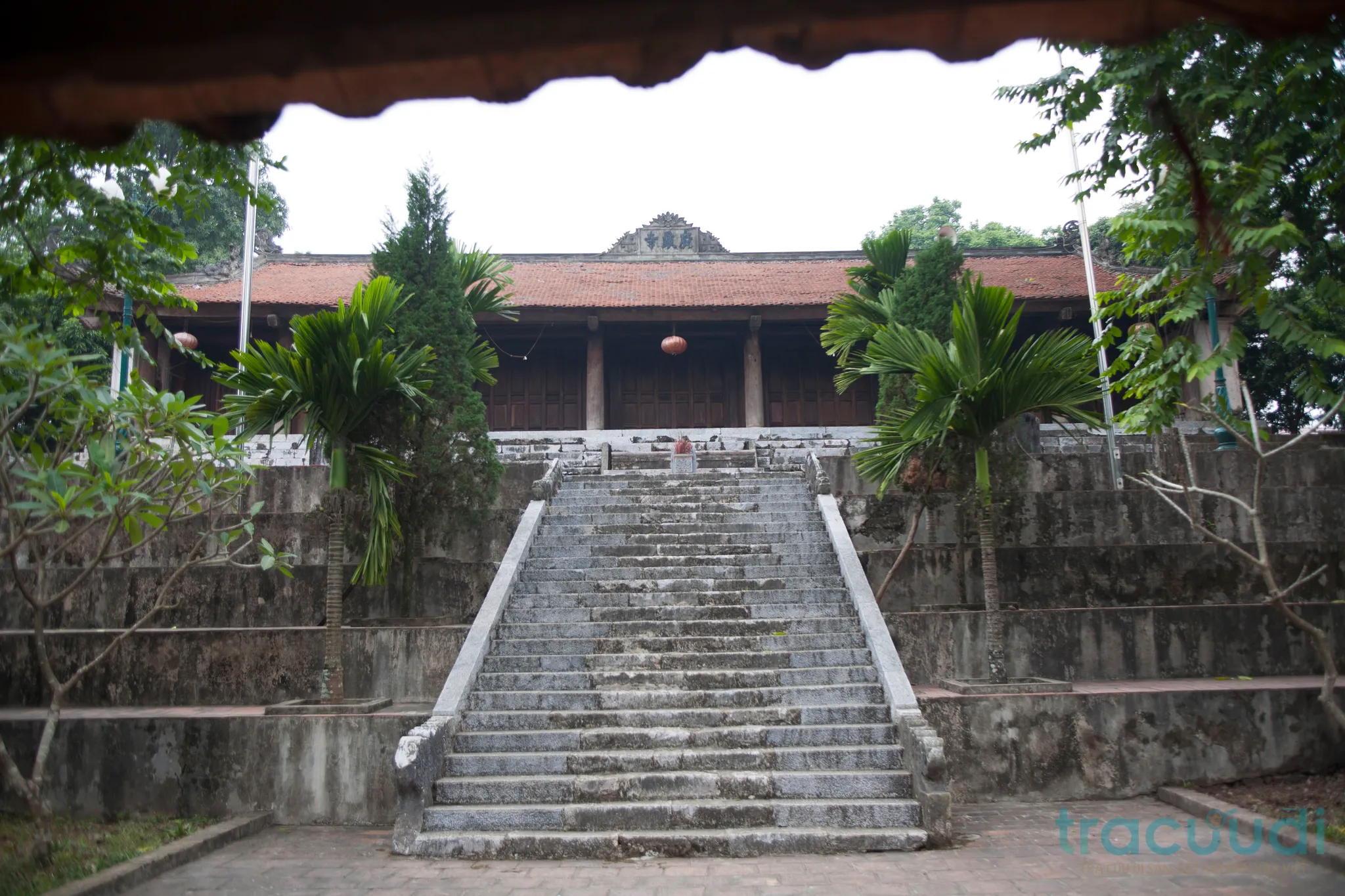 Lối lên chính điện di tích Chùa Trăm Gian