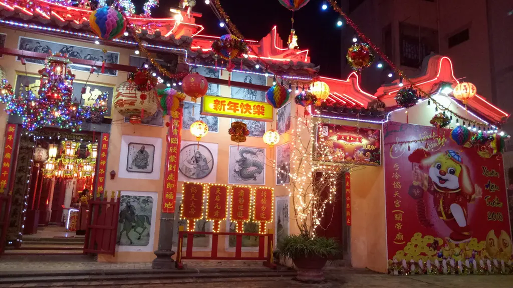 Hiệp Thiên Cung lung linh về đêm