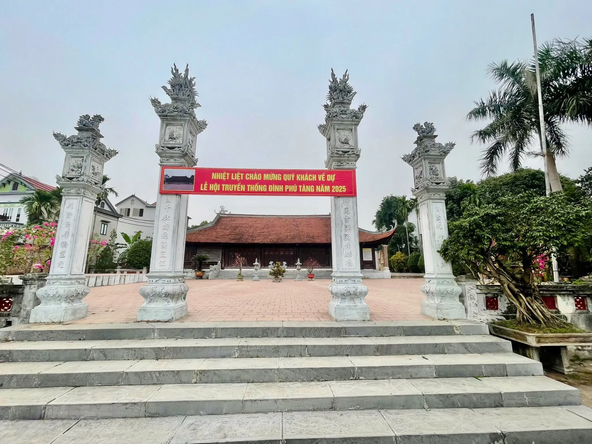 Cảnh quan bên ngoài di tích Đình Phú Tàng