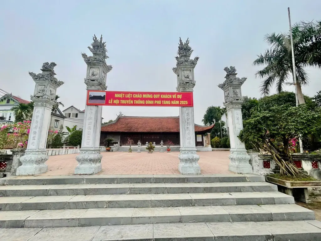 Cảnh quan bên ngoài di tích Đình Phú Tàng