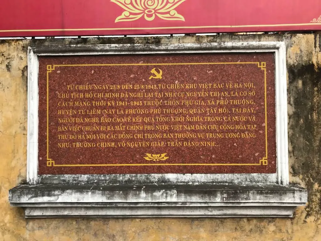 Bia giới thiệu Địa điểm lưu niệm Chủ tịch Hồ Chí Minh (Nguyễn Thị An)