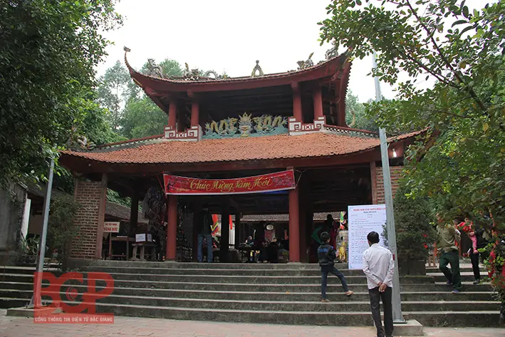 Khuôn viên Đền Y Sơn