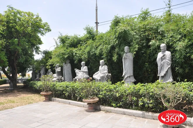 Dãy tượng Thập Bát La Hán tại Chùa Bằng