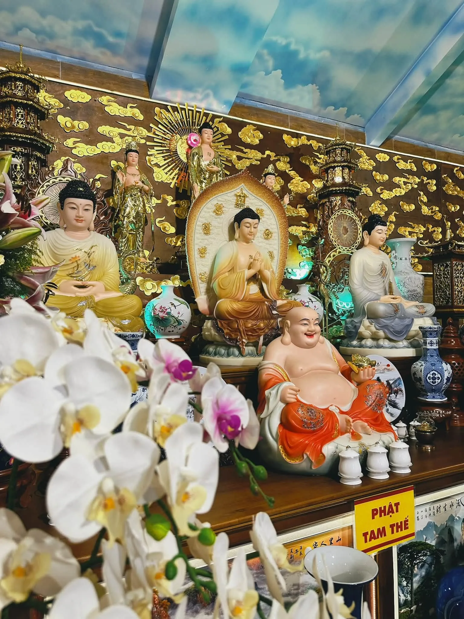 Tượng Phật bên trong Chùa Pháp Tạng