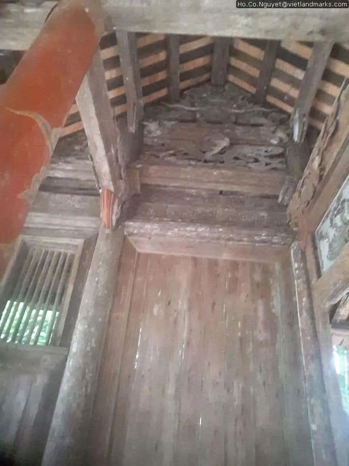Bên trong Đền Phùng Hưng