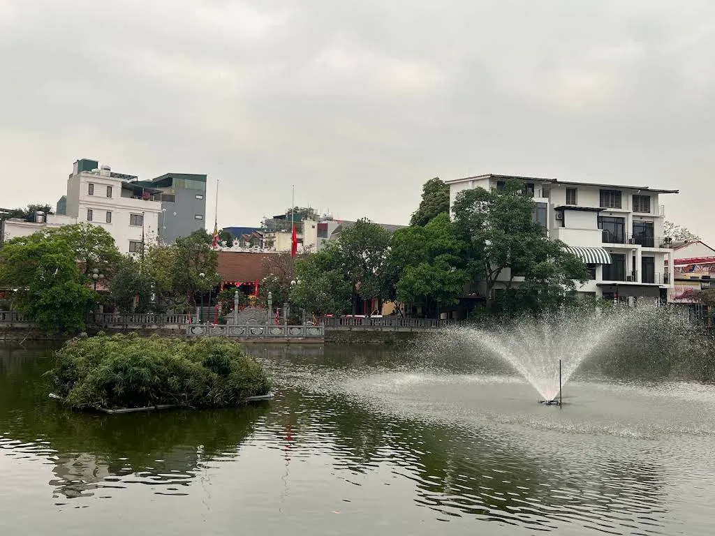 Không gian cảnh quan di tích Đình Ái Mộ nhìn từ xa