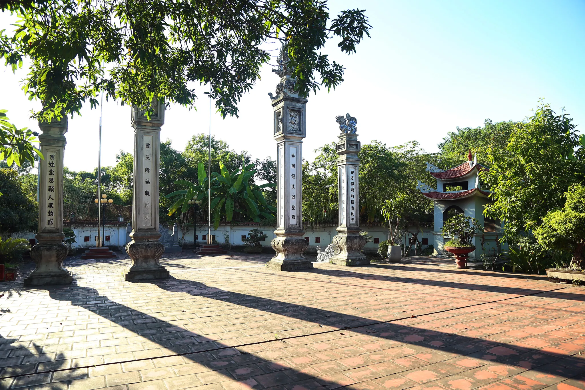 Trụ biểu miếu Ngọc Mạch nhìn từ trong miếu