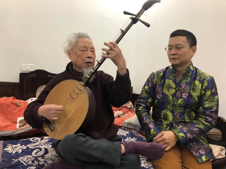Nghệ nhân Hoàng Trọng Kha (bên trái) và nghệ nhân Trịnh Ngọc Minh