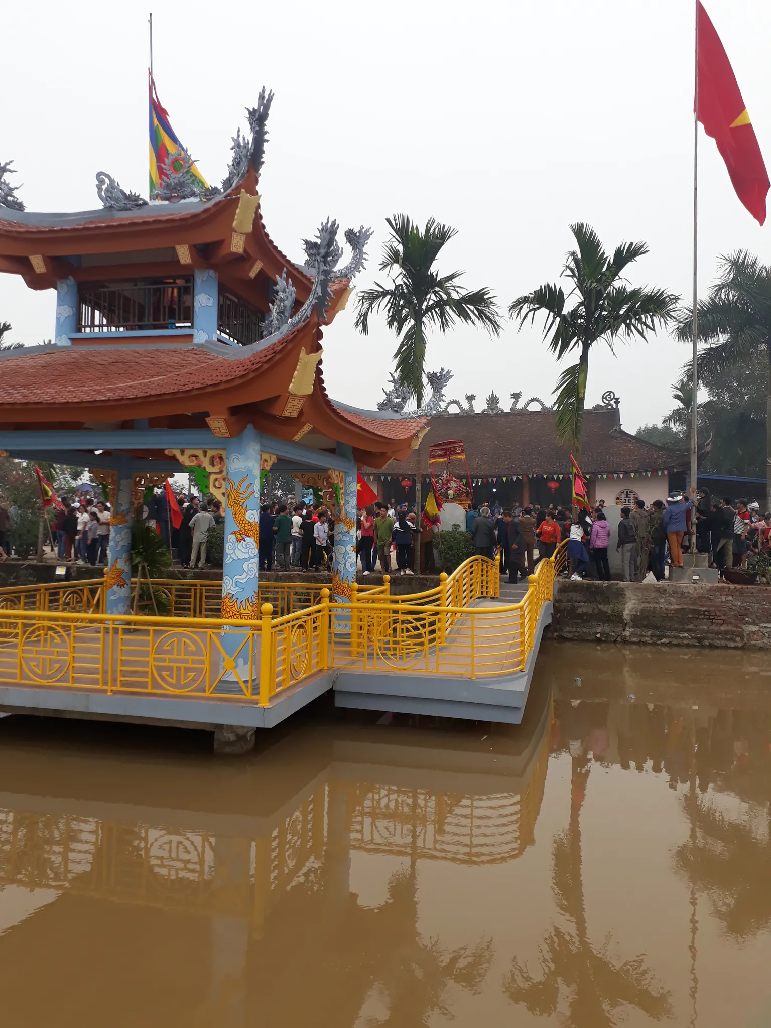 Cảnh quan ngày hội làng Thụy Dương - Hương Lang