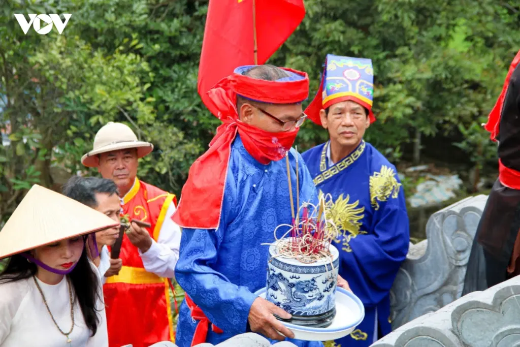Nghi lễ rước hương linh cụ Lê Lộc về lại Mả Dấu tại Lễ hội Đền Lăng