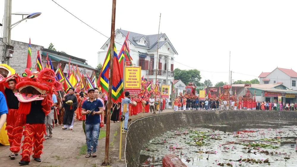 Lễ rước tại Lễ hội Đền Thánh Nguyễn
