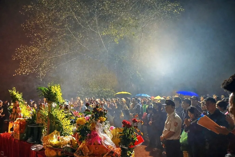 Khung cảnh khách hành hương về dự nghi lễ mở cổng trời tại Lễ hội Đền Nưa- Am tiên