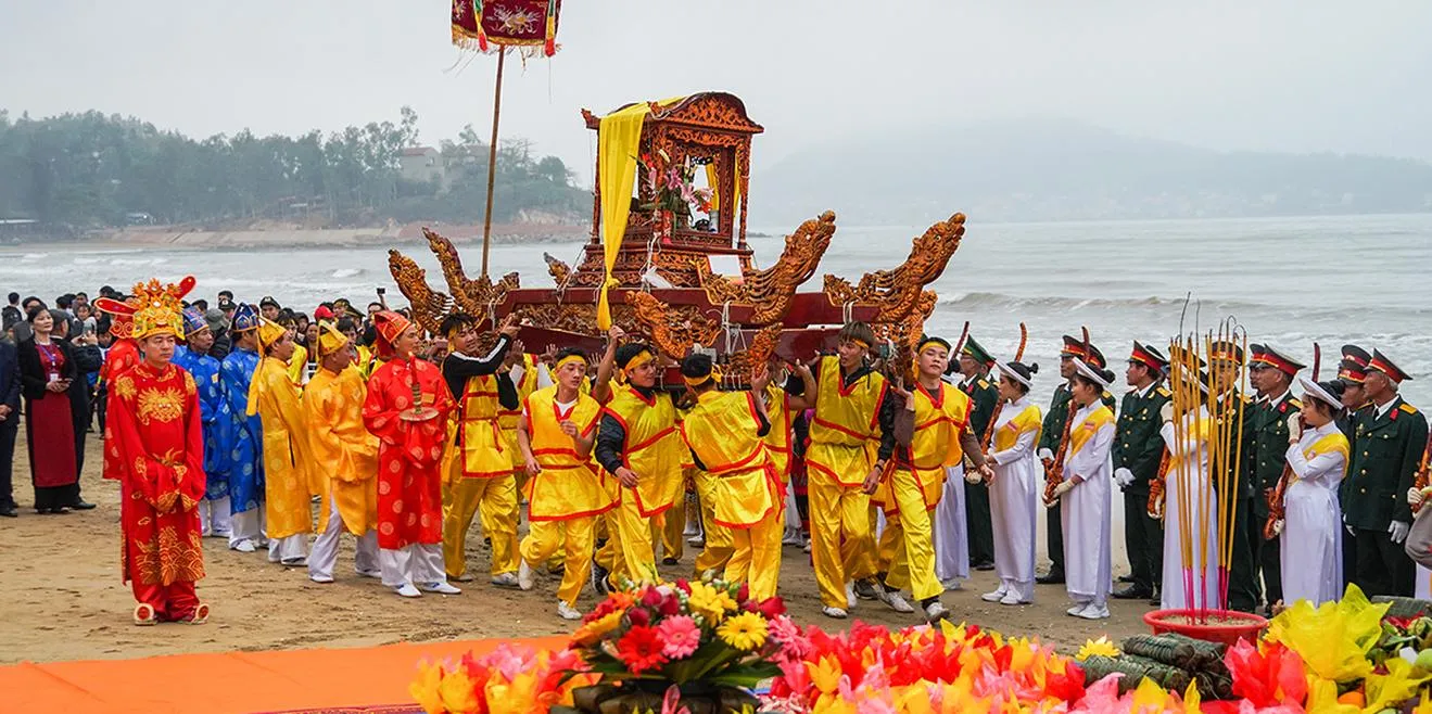 Đoàn rước Lễ hội đền Cờn