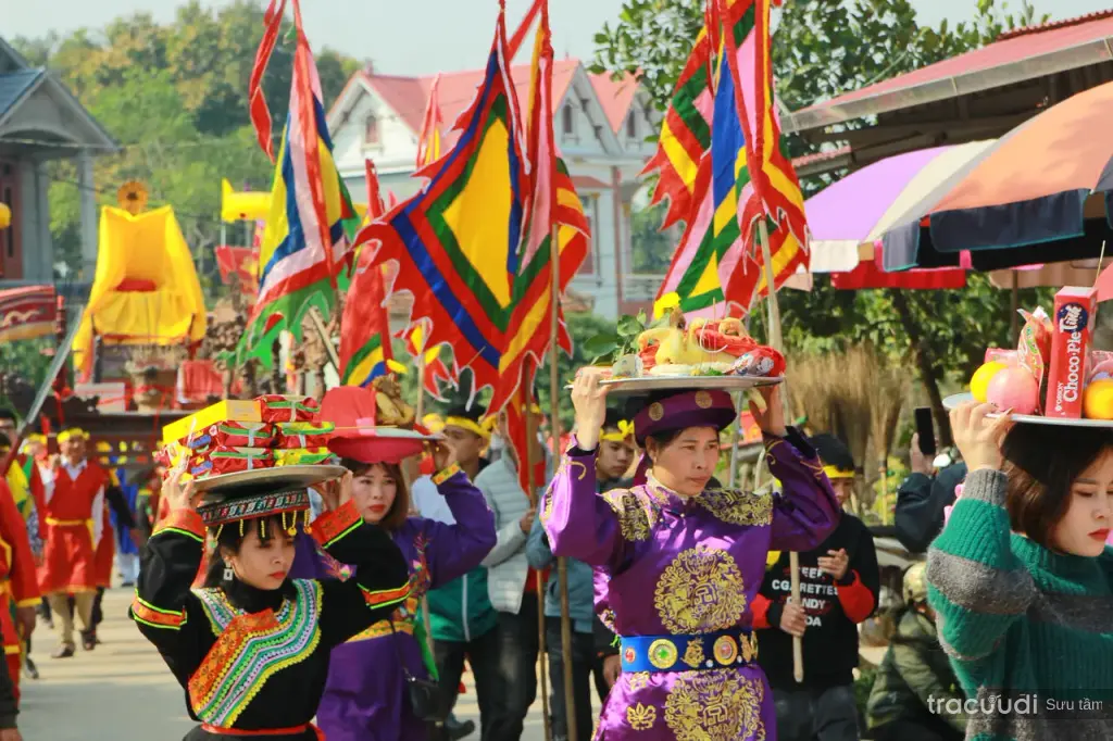 Dâng lễ tưởng nhớ tại Lễ hội Đình , chùa Tòng Lệnh