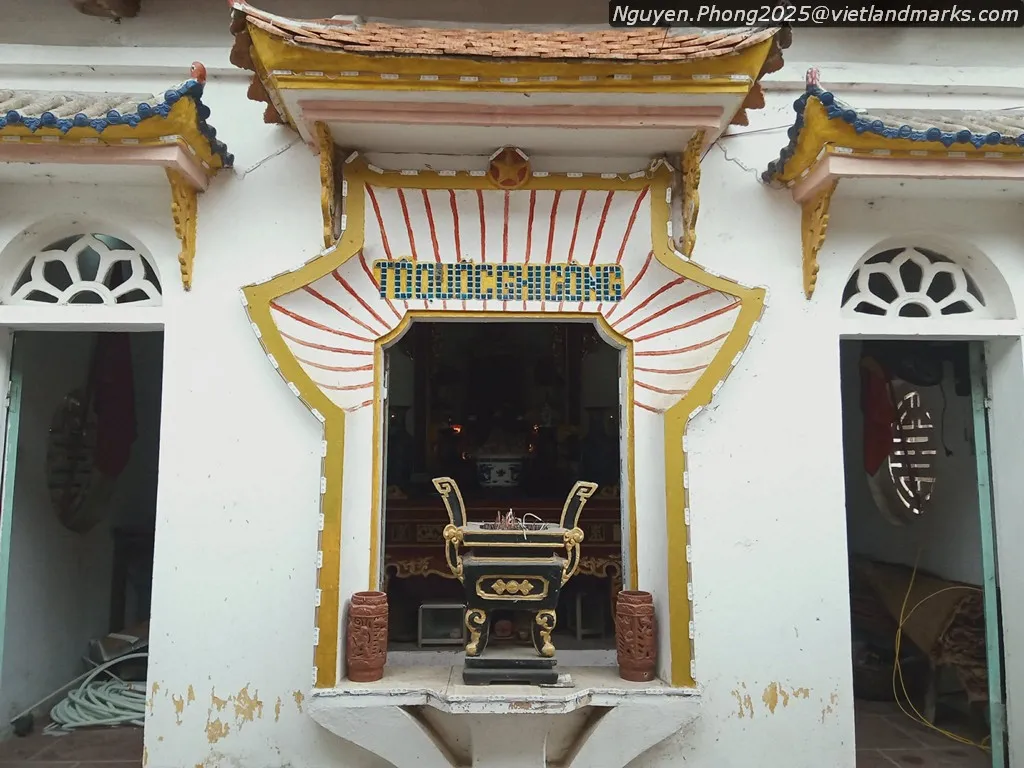 Phía trước Quán Bến