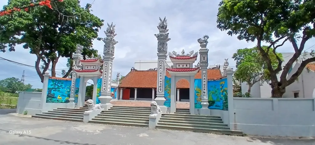 Cảnh quan trước đình Tràng An