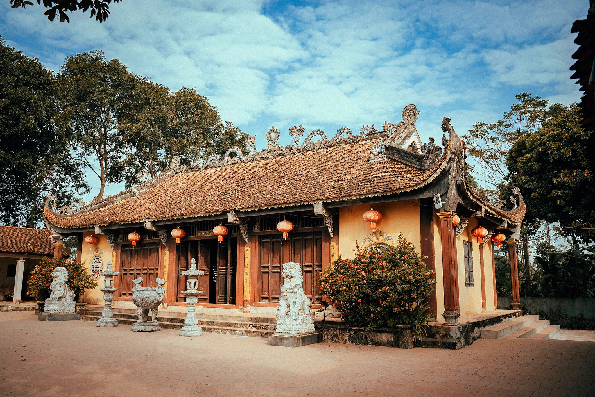 Đình Yên Duyệt nhìn từ bên phải