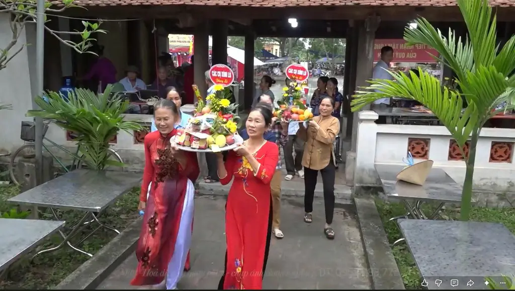 Dâng lễ tại Lễ hội Đình Chùa Phù Lão