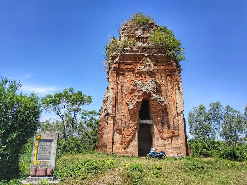 Cảnh quan kiến trúc di tích văn hóa lịch sử Tháp Thủ Thiện (tháp Thau)