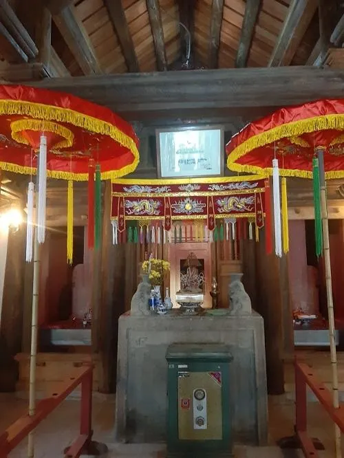 Bên trong Đền Yên Thường