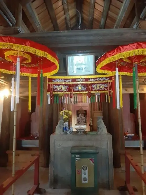 Bên trong Đền Yên Thường