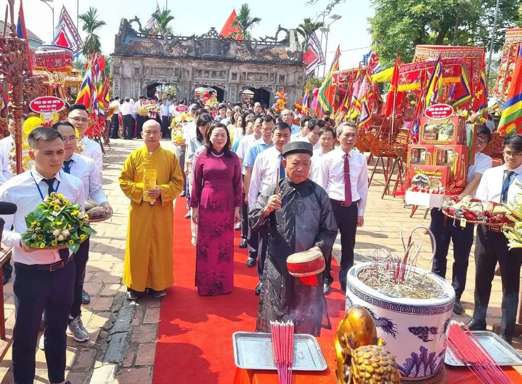Lễ dâng hương tại Lễ hội Đền Thánh Nguyễn