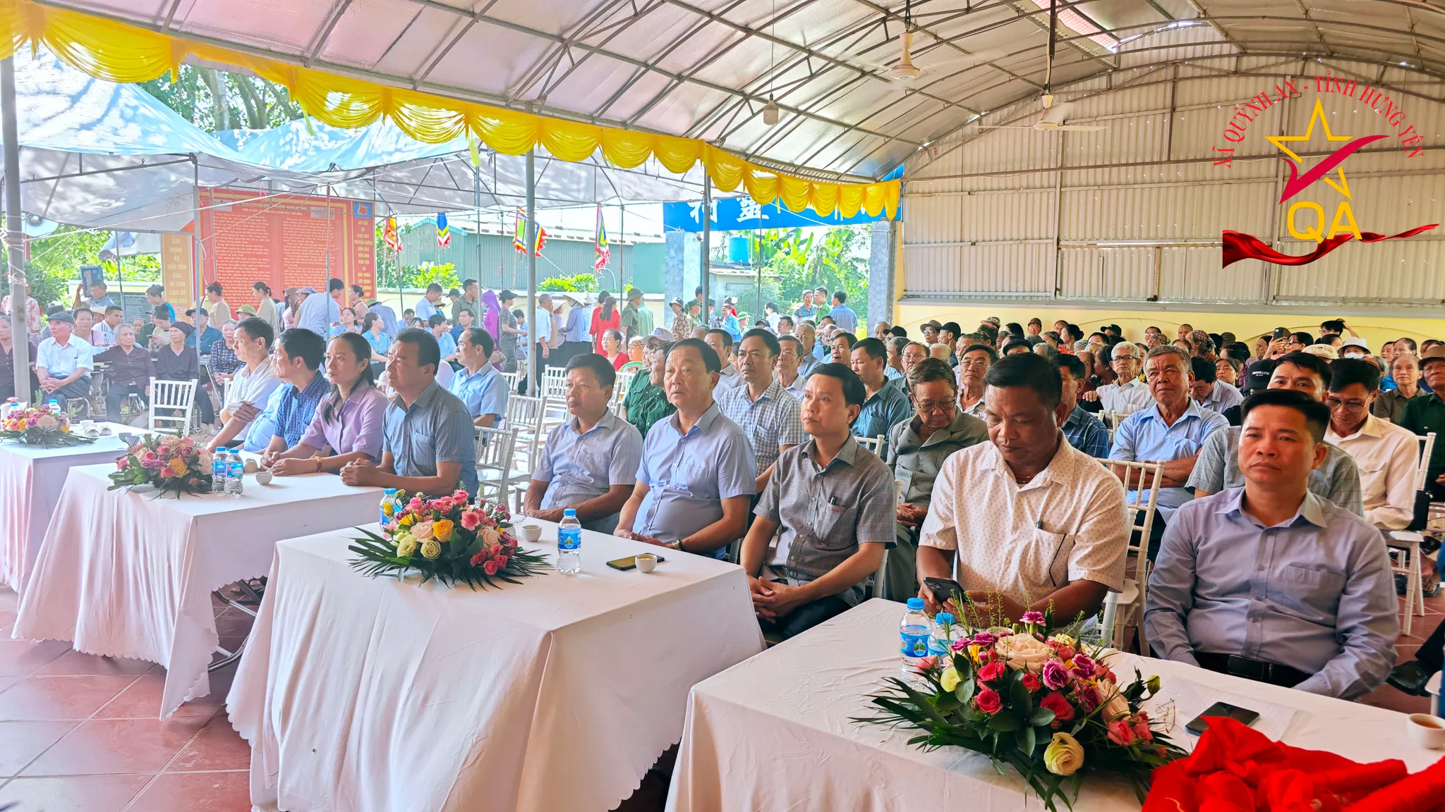 Đại biểu cùng nhân dân tham dự Hội đền Quan Đệ Nhị
