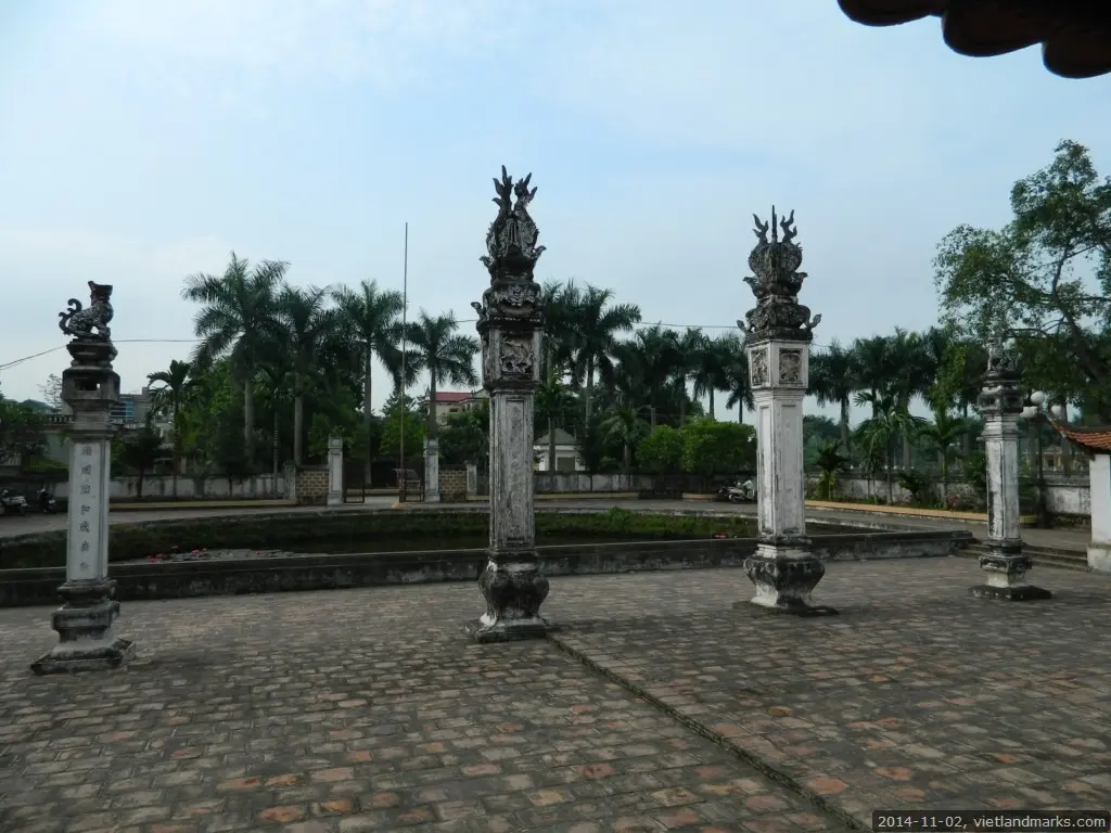 Hàng trụ biểu trước Đình Tây Đằng