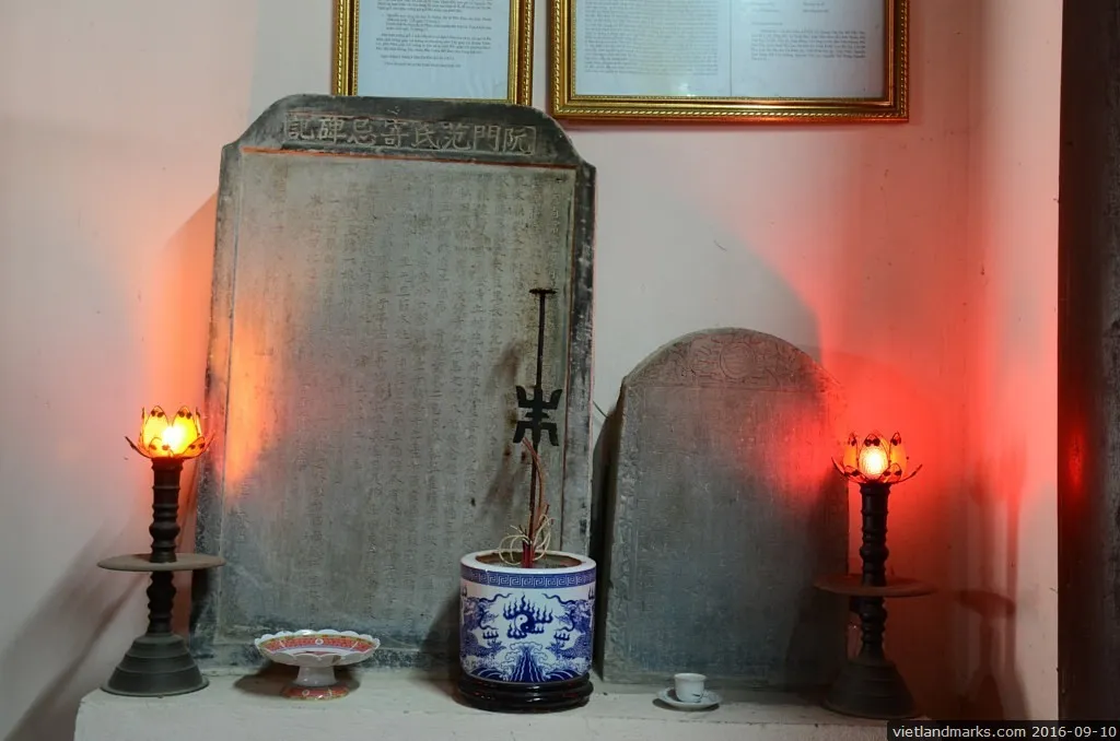 Bia đá cổ tại Đình Phương Liệt
