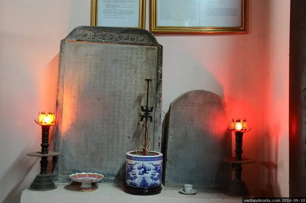Bia đá cổ tại Đình Phương Liệt