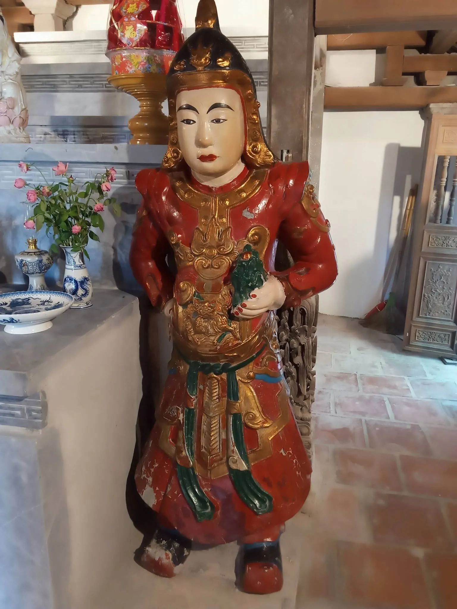 Tượng Hộ Pháp bằng đá phủ sơn trong chùa Vô Vi