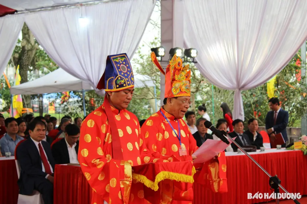 Đại diện Hội đồng Mạc tộc Việt Nam cung tuyên chúc văn tưởng niệm Lưỡng quốc Trạng nguyên Mạc Đĩnh Chi