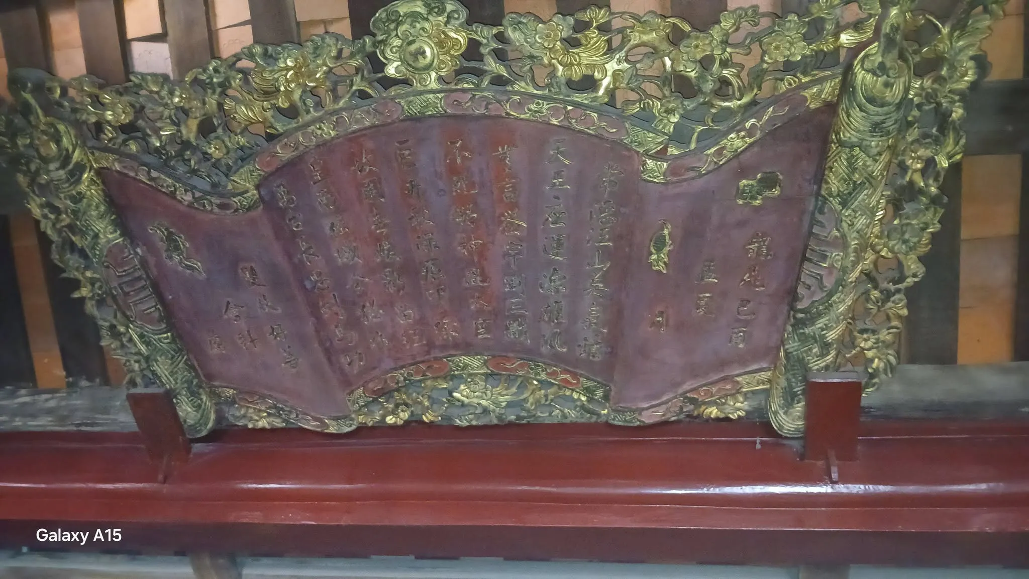 Bức hoành phi dạng cuốn thư tại đền thờ Thánh Gióng